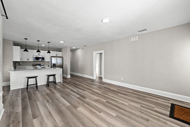 Building Photo - 1010 E Lake Ave