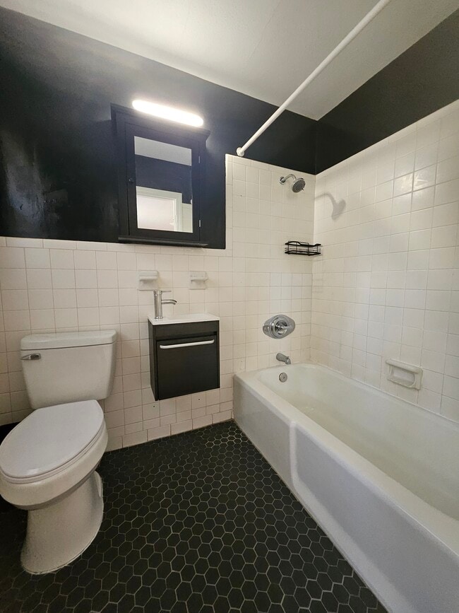 Building Photo - Evelyn