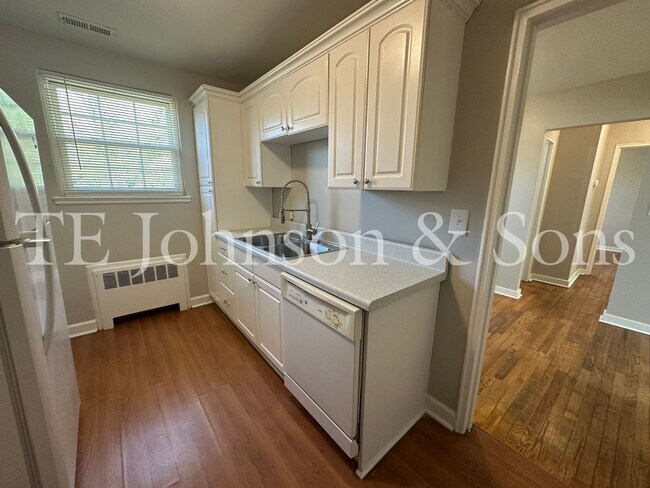 Building Photo - Spacious 2 Bedroom Condo