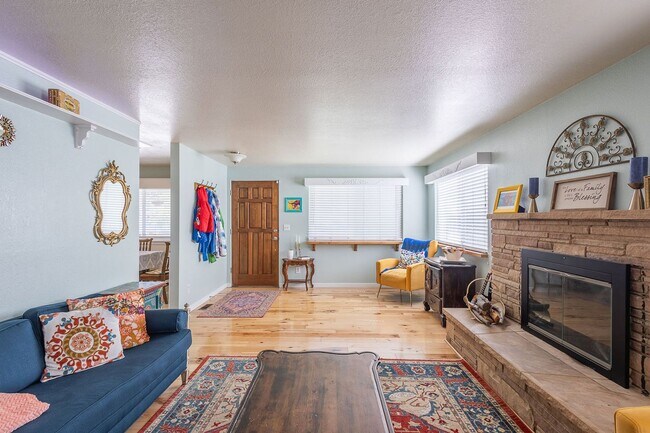 Building Photo - Central Single Family Home