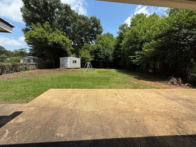 Building Photo - ** 3 Bed 2 Bath located in Montgomery East ** Call 334-366-9198 to schedule a self tour
