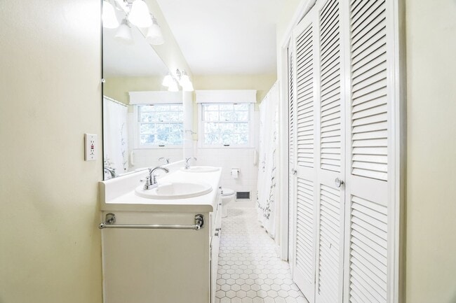 Building Photo - Spacious 5BR / 3BA House in Marietta