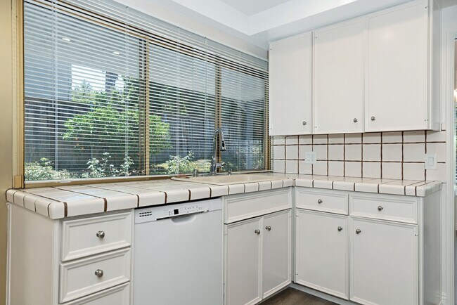 Building Photo - Beautiful & Large Home in Quiet Gatewood Hills - Private Backyard - 2-Car Garage