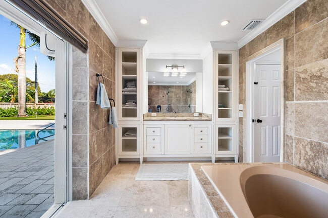 Building Photo - 4761 Bayview Dr