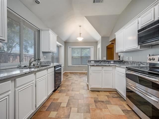 Building Photo - 734 Winding Oak Bend