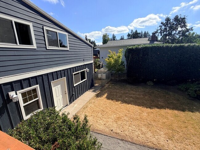 Building Photo - Spacious Home with Office, Studio, Workshop - Endless Possibilities!
