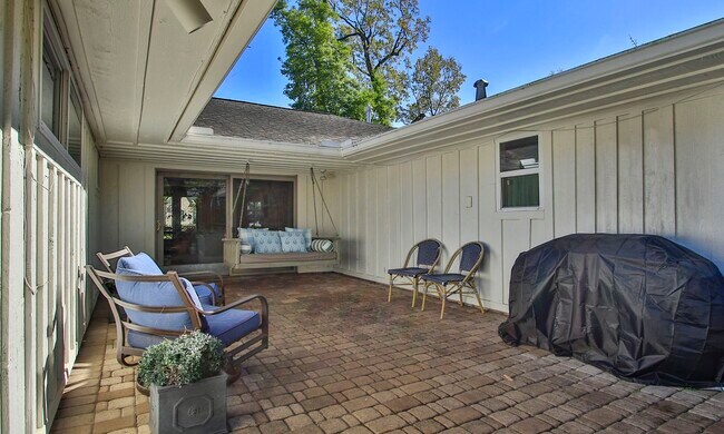 Building Photo - 827 St George Ln