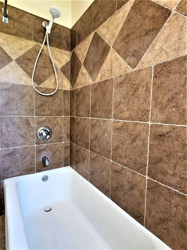 Building Photo - Beautiful 2Bd, 1Ba Riverside Home in Great...