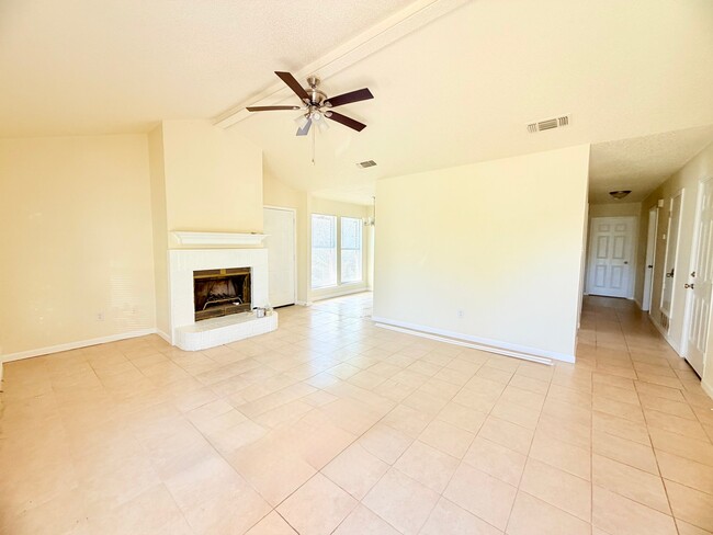 Building Photo - 323 Moss Hill Dr