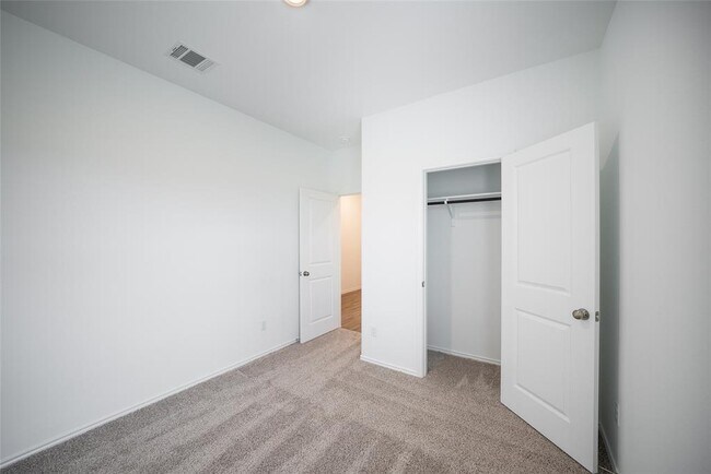 Building Photo - 117 Prairie Dog Town Dr