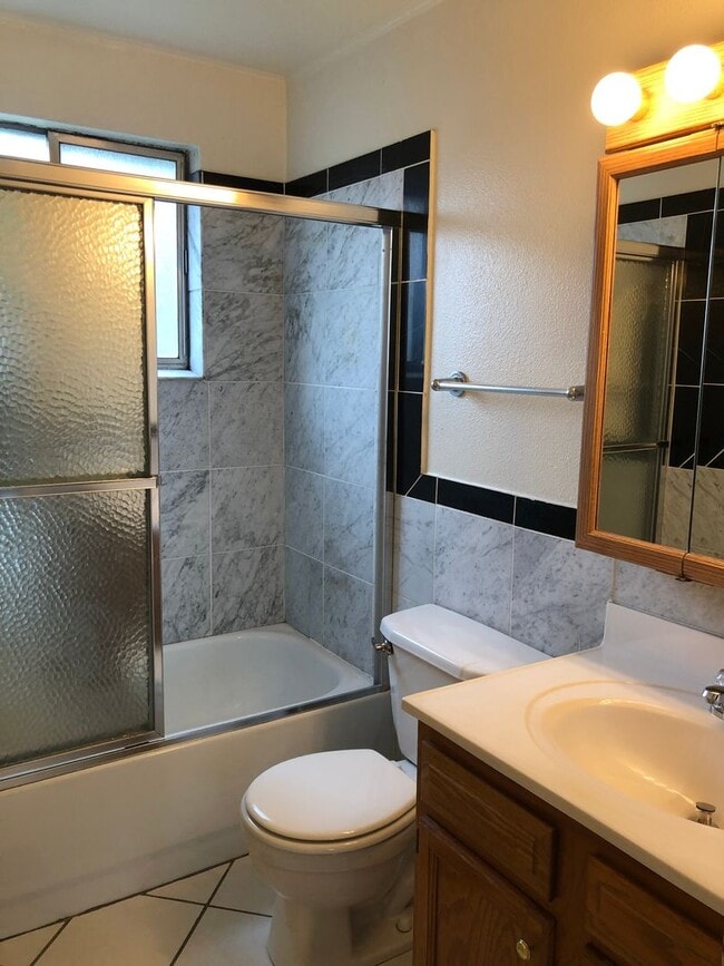 Building Photo - RENT SPECIAL! 1 BD on the TOP FLOOR. Cats ...