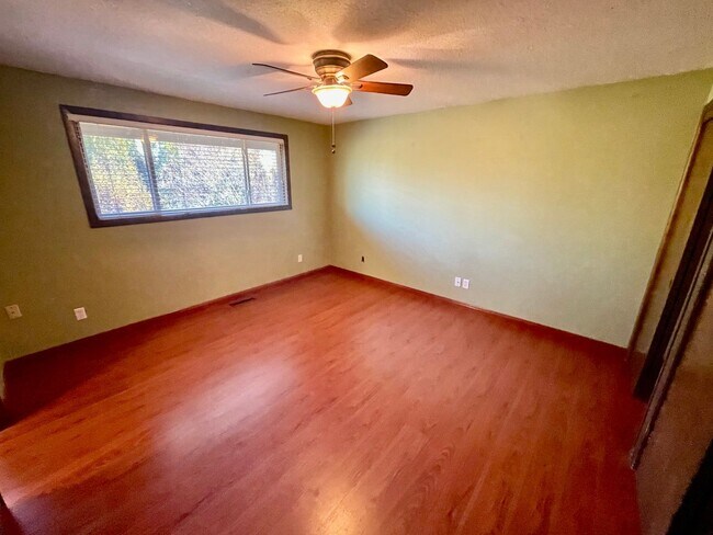 Building Photo - Sprawling 5bd/3bath Split-Level Home | Sto...