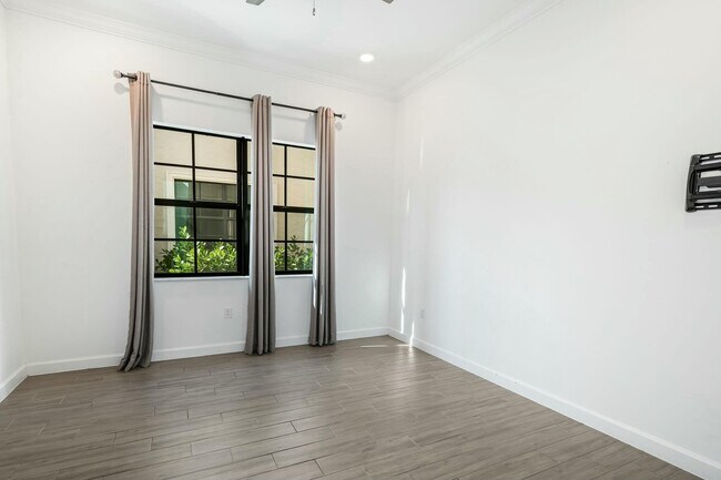 Building Photo - 601 SE Fascino Cir