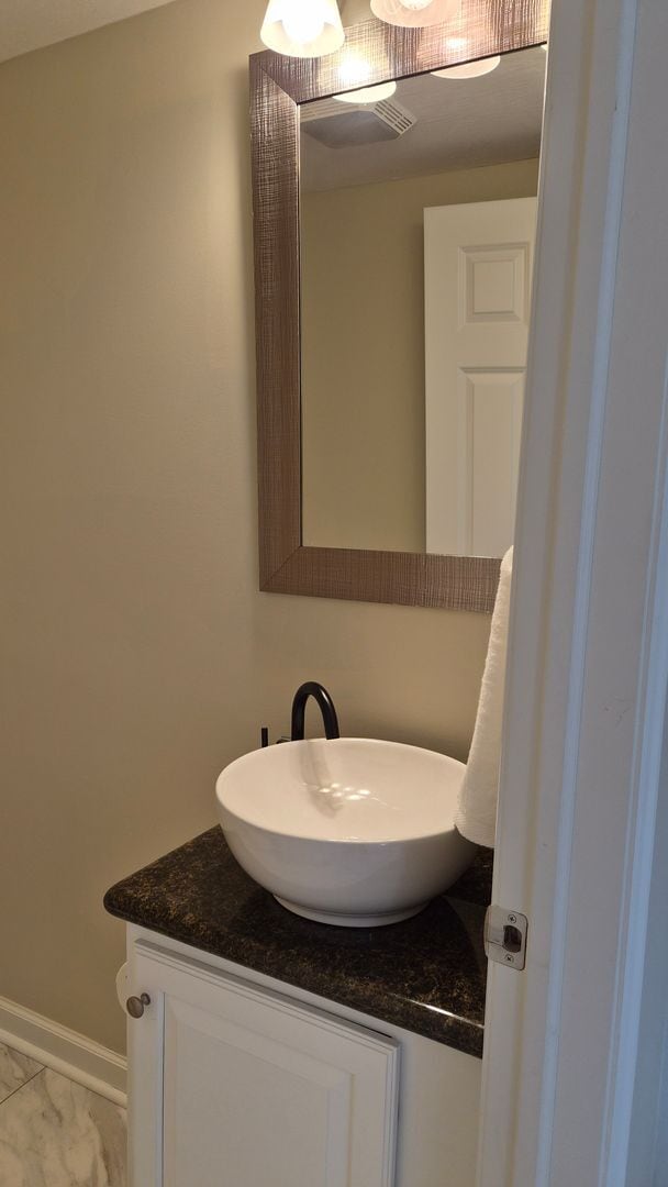 Building Photo - Charming Downtown Sunbury Home!