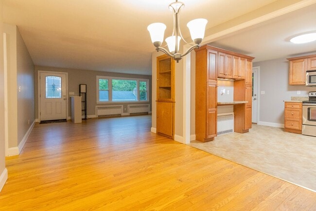 Building Photo - 3 Bedroom, 2 Bathroom home with Finished B...