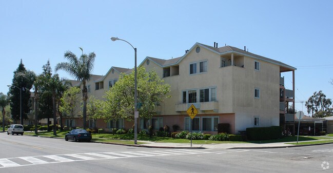 Building Photo - 1800 S. Broadway Ave.