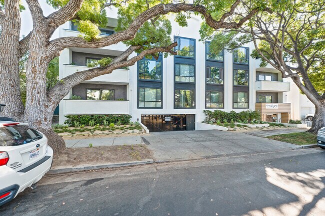 Building Photo - 821 3rd St