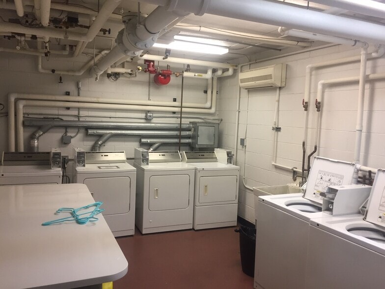 Building Photo - 1630 W National Ave