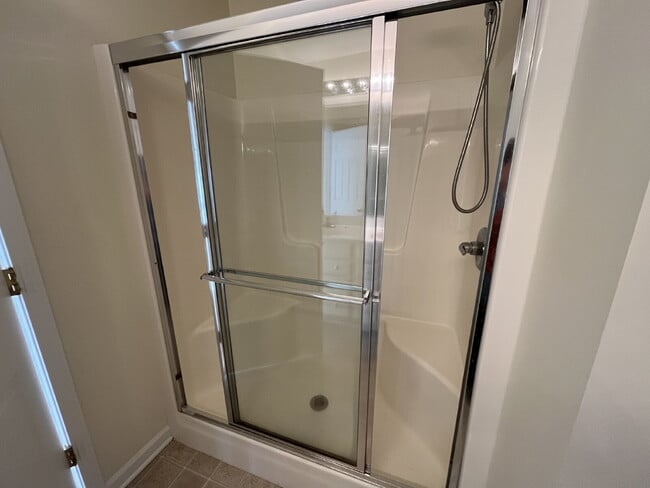 Building Photo - "Charming 3-Bed Townhouse with Granite Tou...