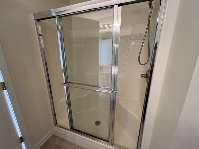 Building Photo - "Charming 3-Bed Townhouse with Granite Touches & Cozy Fireplace in Kernersville!"