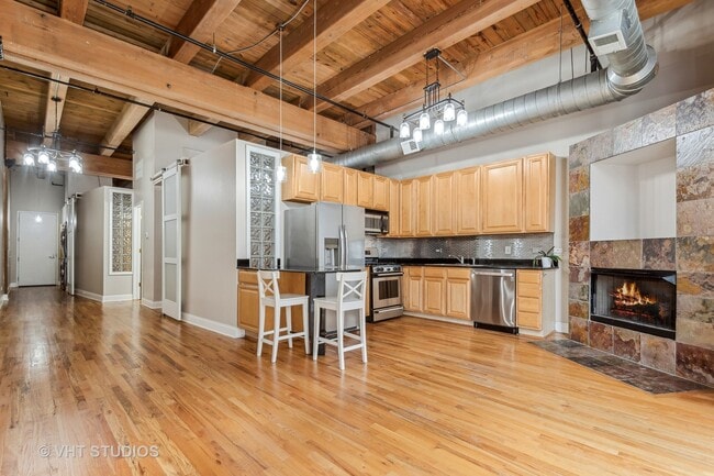 Building Photo - 2735 W Armitage Ave