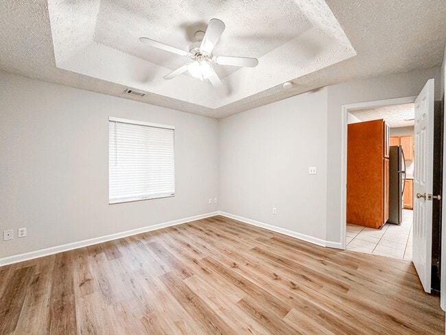 Building Photo - Great Gainesville location - 2/2 with Garage!