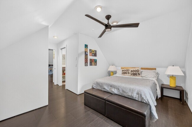 Building Photo - 3625 Woodside Dr