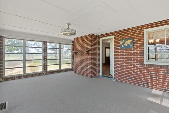 Building Photo - Brick 2-Bedroom Home Close to Farmville an...