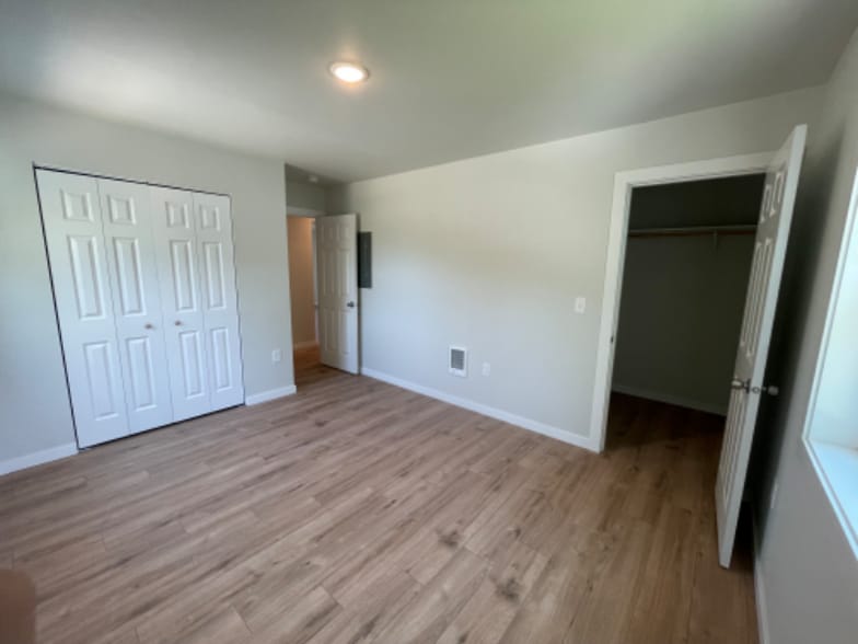 Building Photo - 1040 W 2nd St Ext