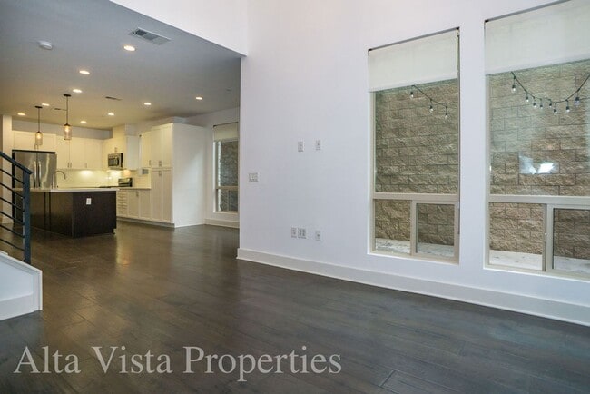 Building Photo - Beautiful Townhome centrally located in Mi...