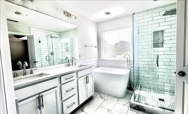 Building Photo - Charming 3-Bed End-Unit Townhome in Apex!