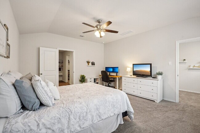 Building Photo - "Rent to Own this Charming 3-Bed Oasis with 18 month lease!*"