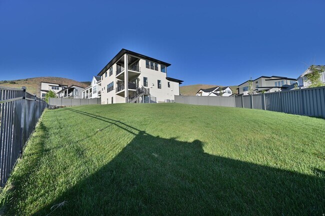 Building Photo - 1722 Oakridge Cir