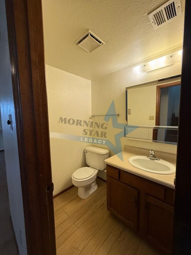 Building Photo - 2 bed townhouse w/garage and enclosed yard!