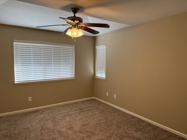 Building Photo - Beautiful 3-Bedroom Condo with Private Out...