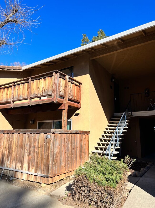 Building Photo - Great location close to shopping and trans...