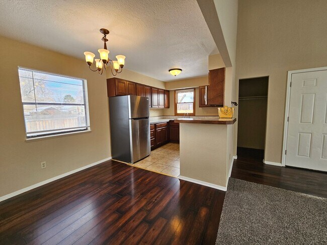 Building Photo - Charming 2 Bedroom 2 Bath w/ Large Yard, 1 Car Garage and Central Air/Heat