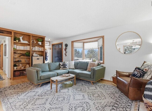 Building Photo - Beautiful 3 Bed 3 Bath located on Military Hill!