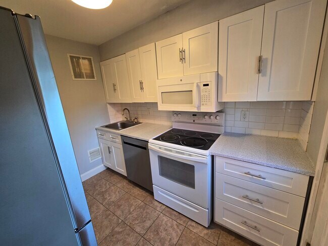 Building Photo - 616 Portland St