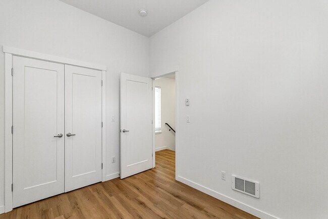 Building Photo - 1040 S Donovan St