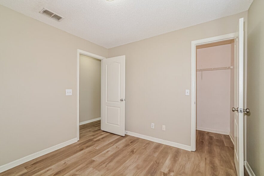 Building Photo - 942 Cork Oak Ln