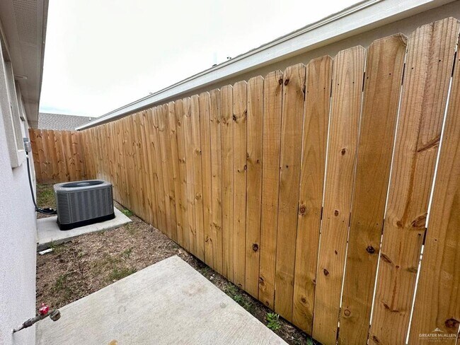 Building Photo - 13 Las Vistas Ln