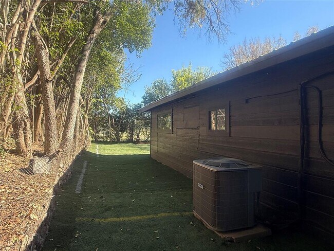 Building Photo - 7107 Guadalupe St