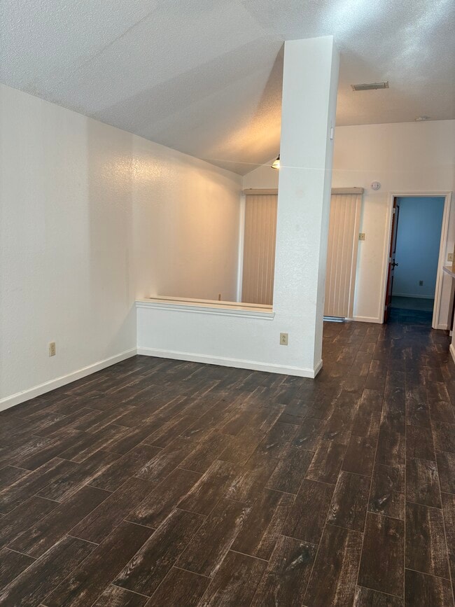 Building Photo - 106 Hollywood Dr