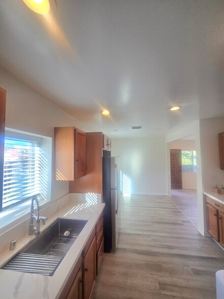 bright kitchen - 4761 W 169th St