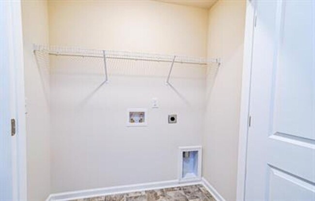 Building Photo - Spacious 3/2 Available Now!
