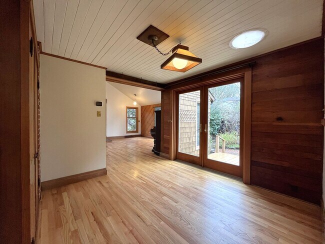 Building Photo - Vintage Urban Farmhouse 3 Bd 1 Bath home! Large bonus room & Balcony!  Surrounded by trees on lar...