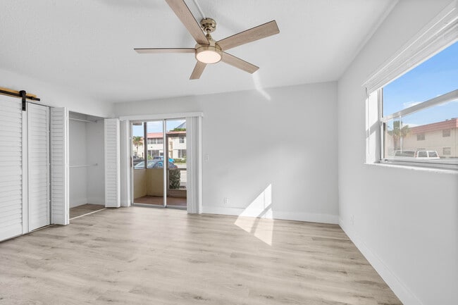 Building Photo - 59 Saxony B