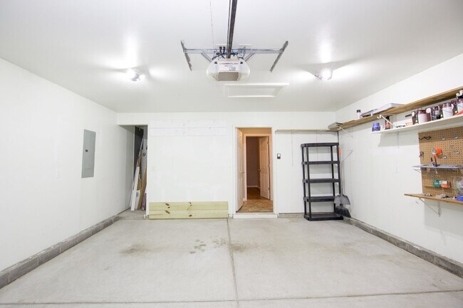 Building Photo - "Charming 3 Bed, 2 Bath Home in Spring Lak...