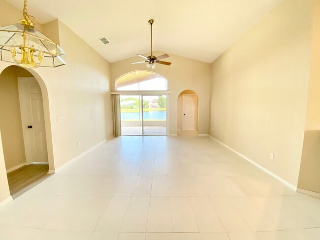 Building Photo - Beautiful Home with Water View in Waterford Lakes!